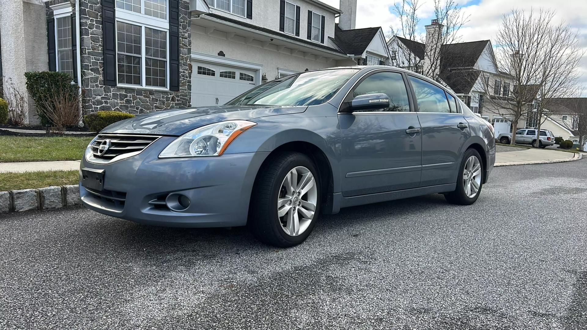 2011 Nissan Altima SR photo 2