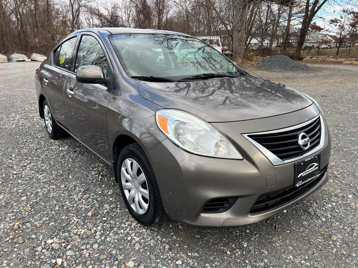 2014 Nissan Versa Sedan SV photo 3