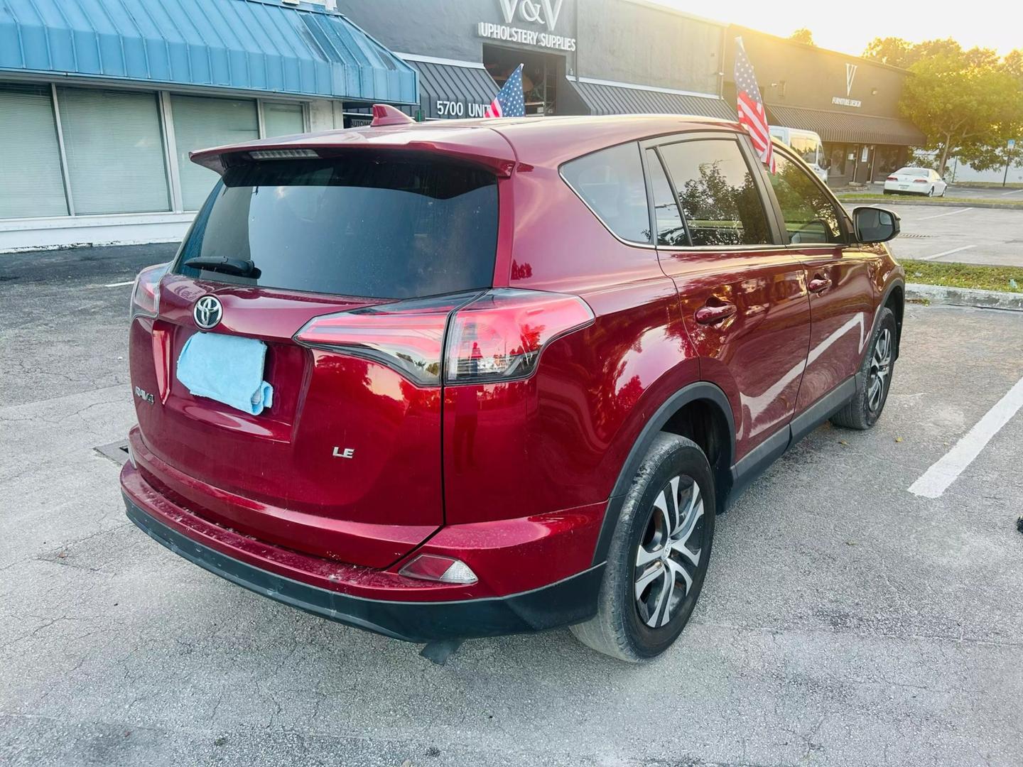 2018 Toyota RAV4 LE photo 5