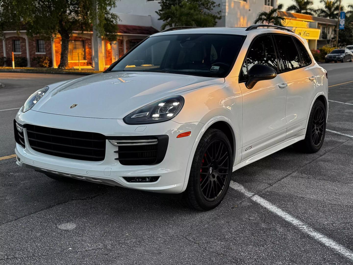 Porsche Cayenne's photo