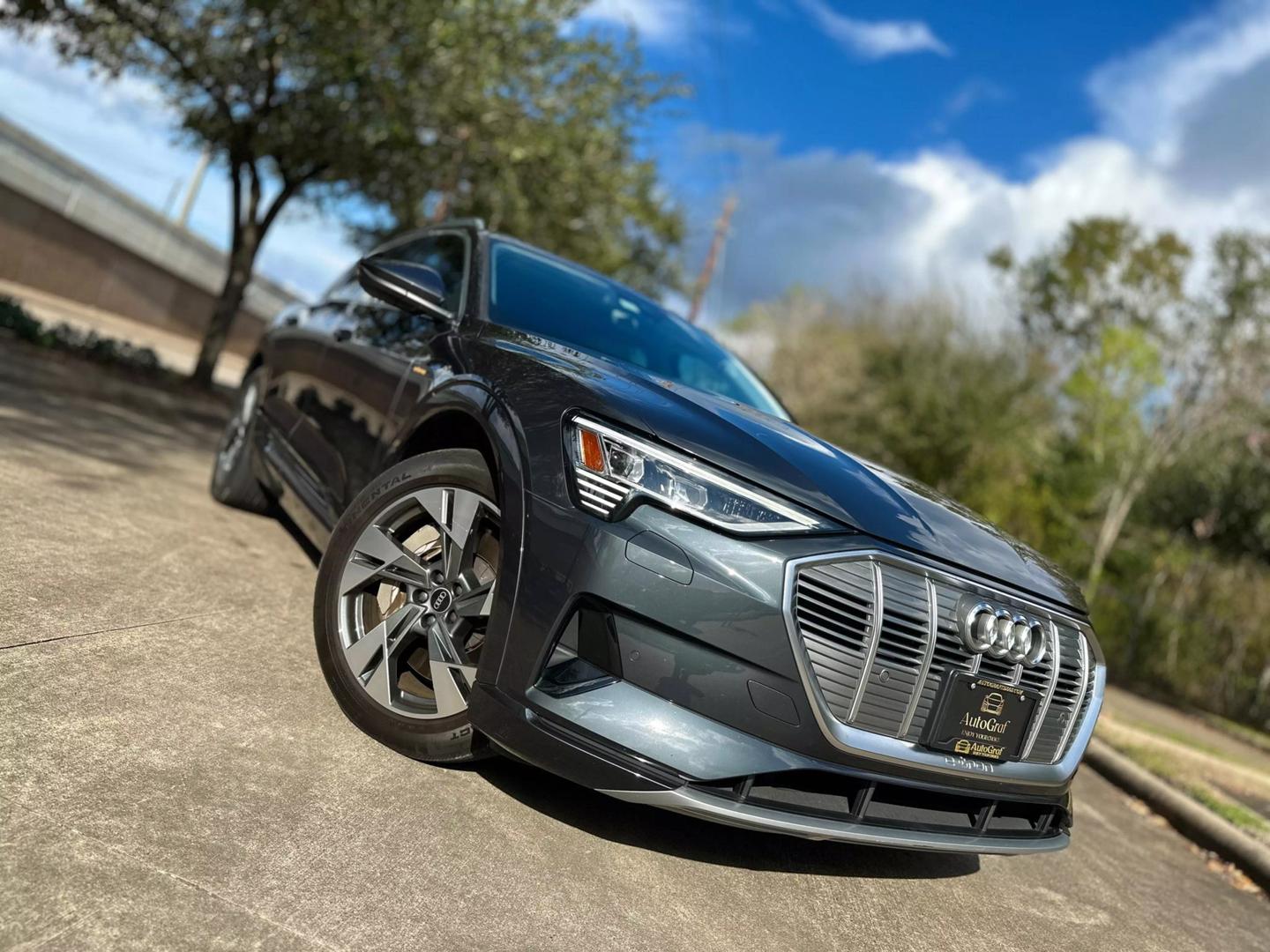 2022 Audi e-tron Premium photo 2