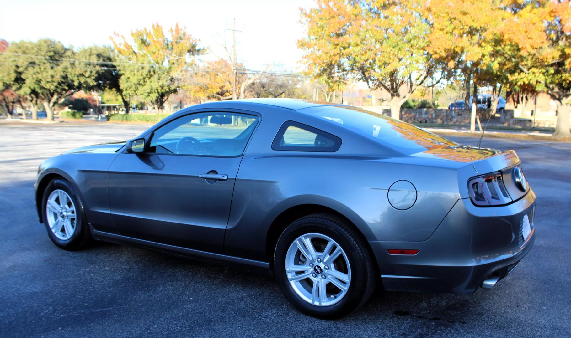 2013 Ford Mustang V6 photo 14