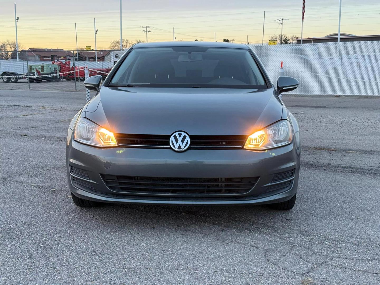 2016 Volkswagen Golf TSI S photo 2