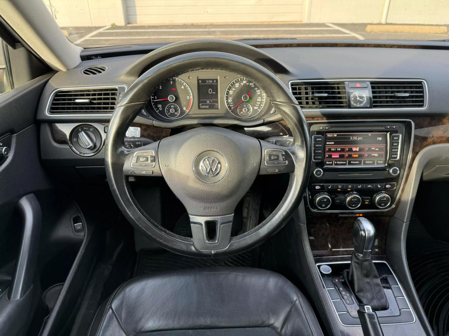 2014 Volkswagen Passat SEL Premium photo 17