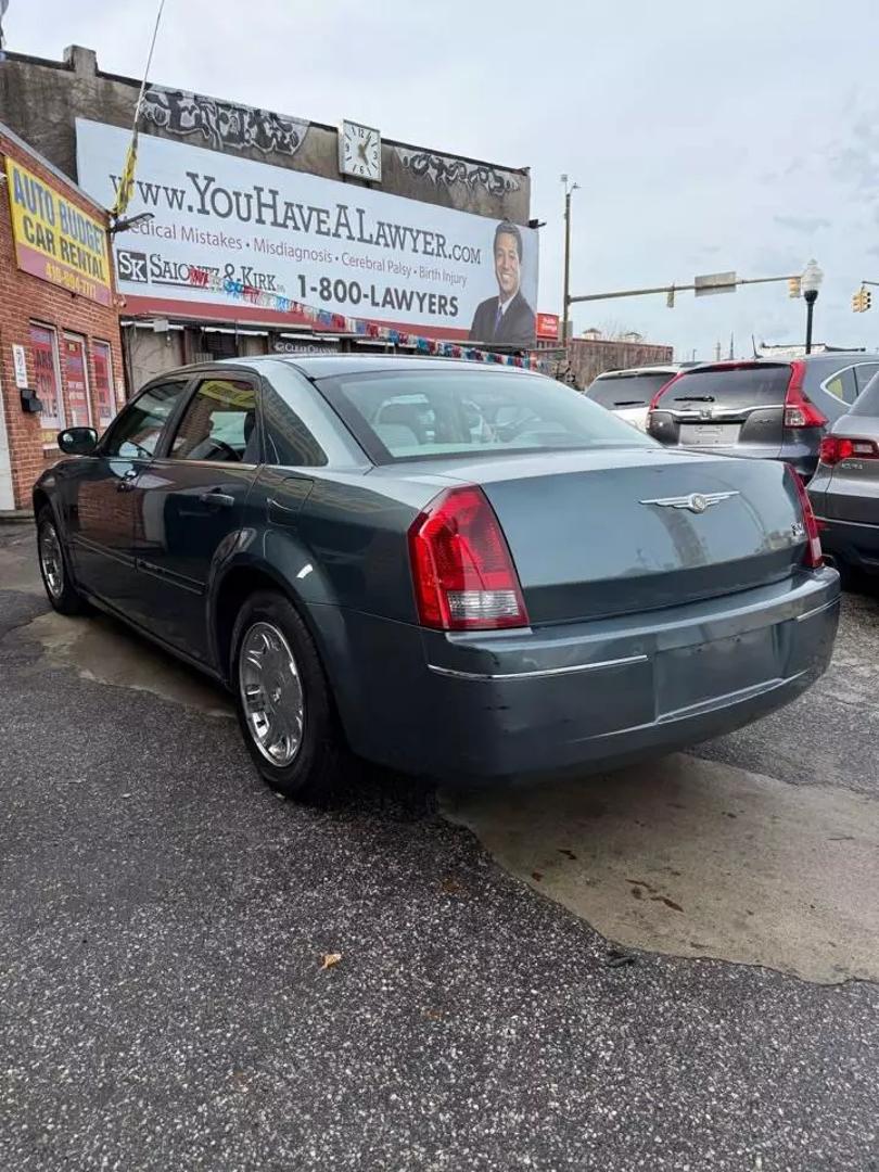 2005 Chrysler 300 Touring photo 9