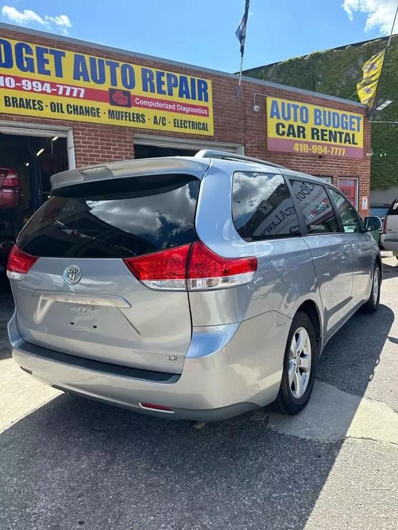 2011 Toyota Sienna LE photo 7