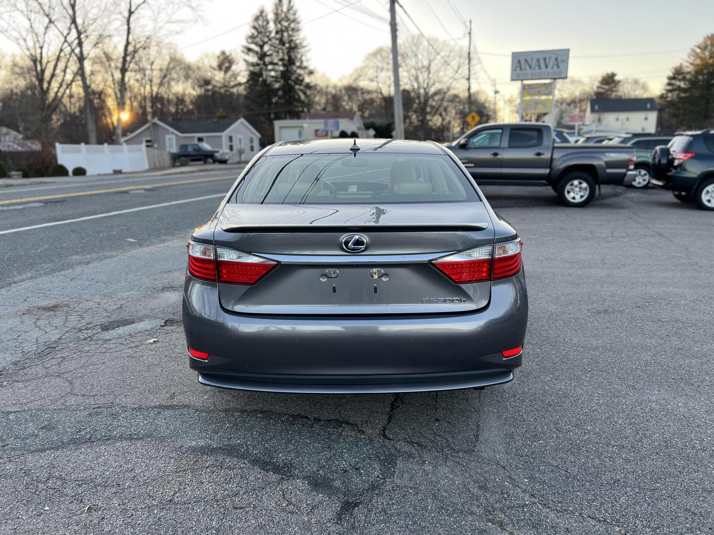 2014 Lexus ES 300h photo 4