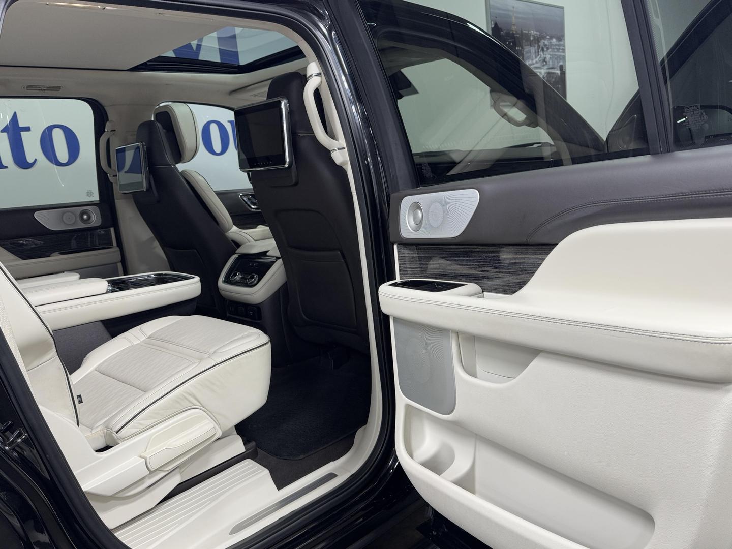 2018 Lincoln Navigator Black Label photo 21