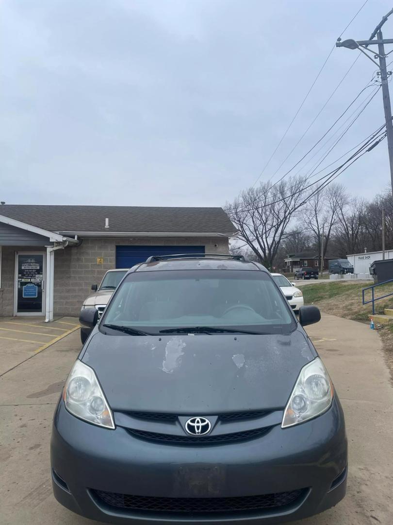 Toyota Sienna's photo