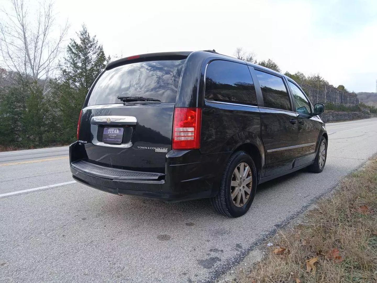 2010 Chrysler Town & Country Touring Plus photo 5