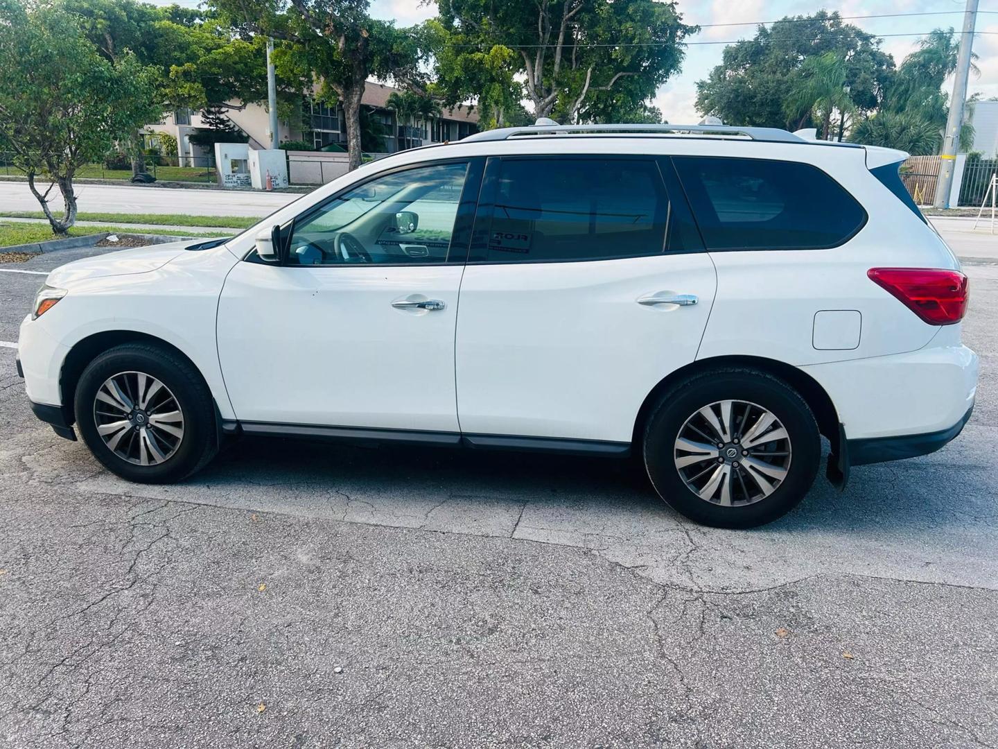 2020 Nissan Pathfinder S photo 8