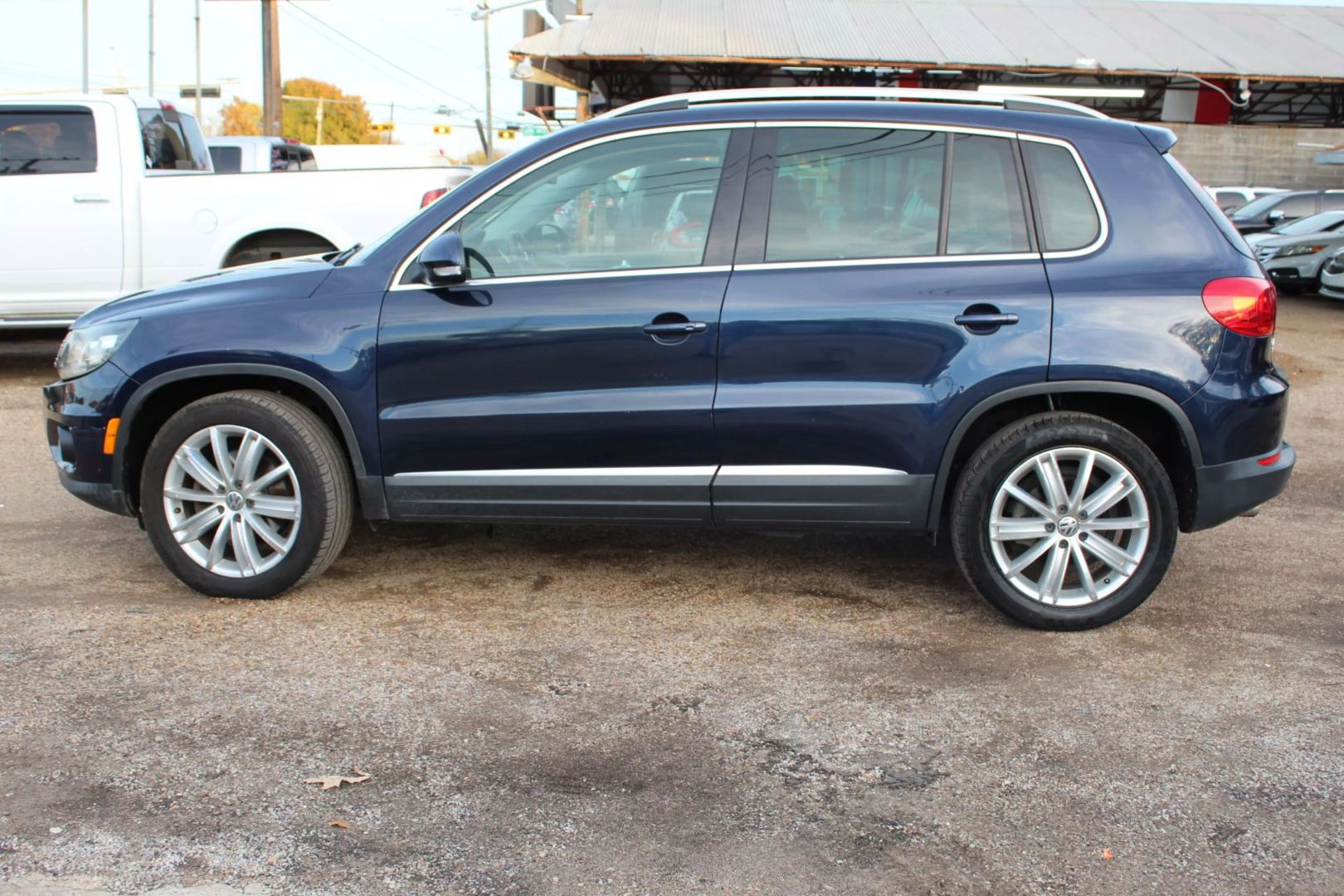 Used 2016 Volkswagen Tiguan SE with VIN WVGBV7AX8GW581233 for sale in Dallas, TX