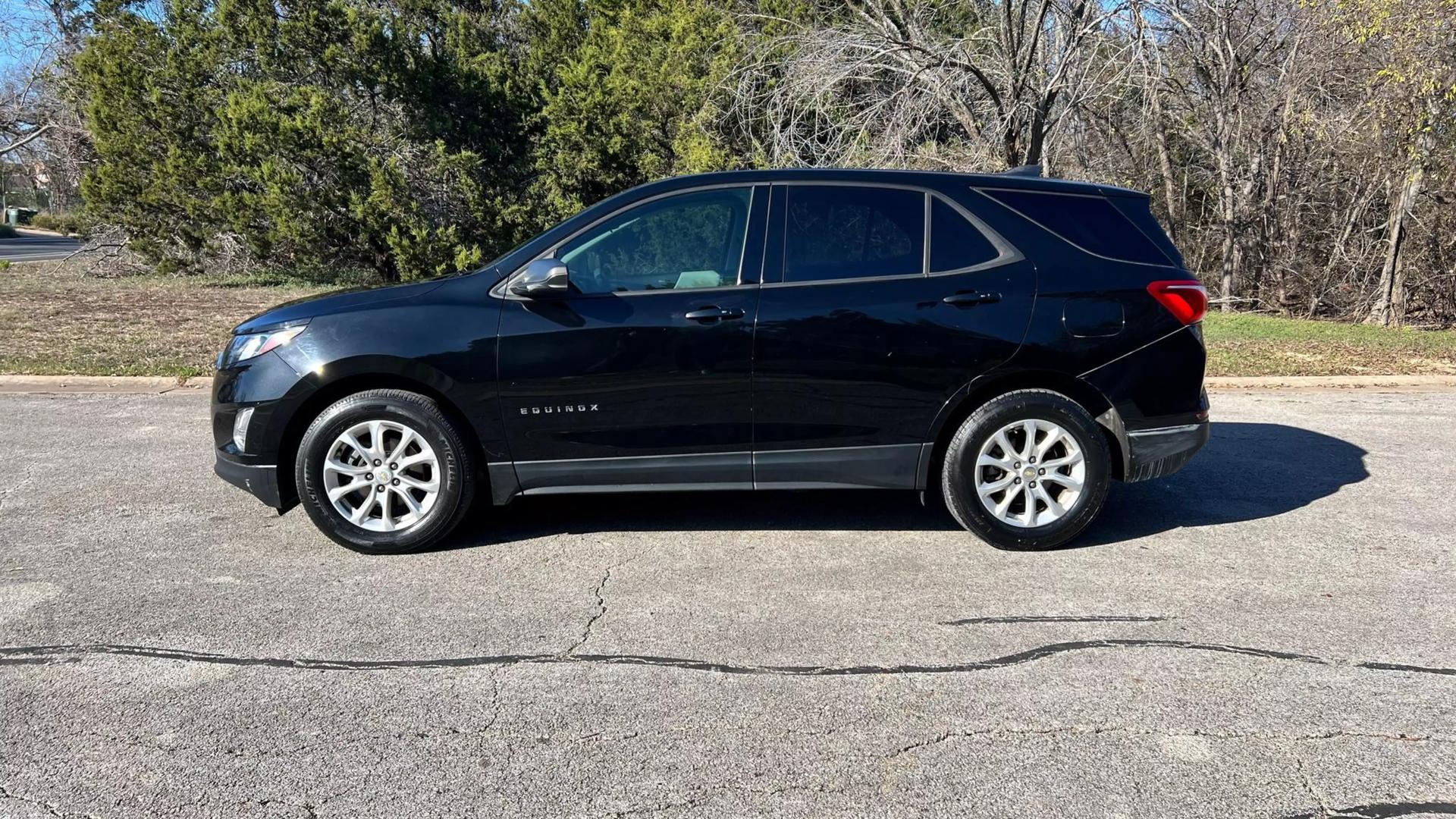 2019 Chevrolet Equinox LS photo 2