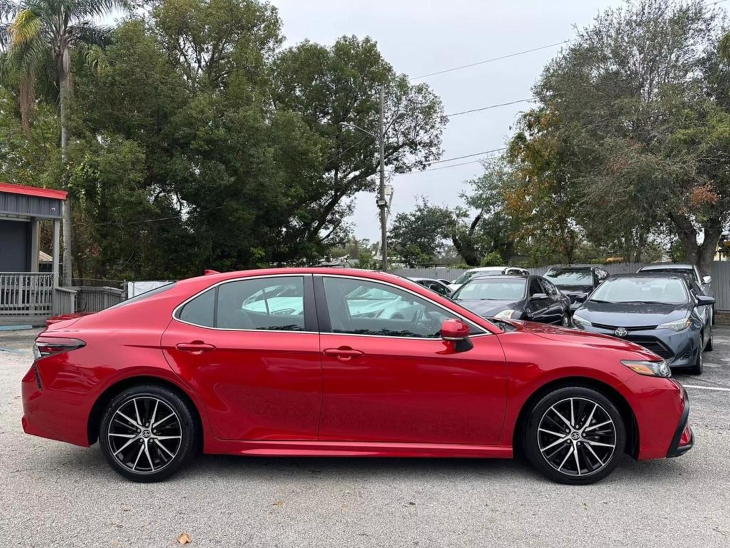 2023 Toyota Camry SE photo 18