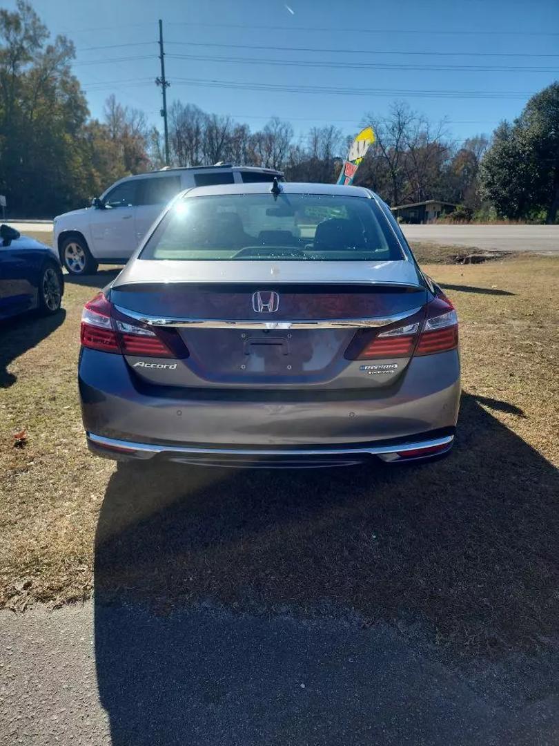 2017 Honda Accord Hybrid Touring photo 3