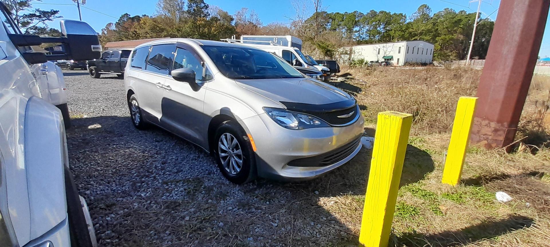 2017 Chrysler Pacifica Touring photo 2