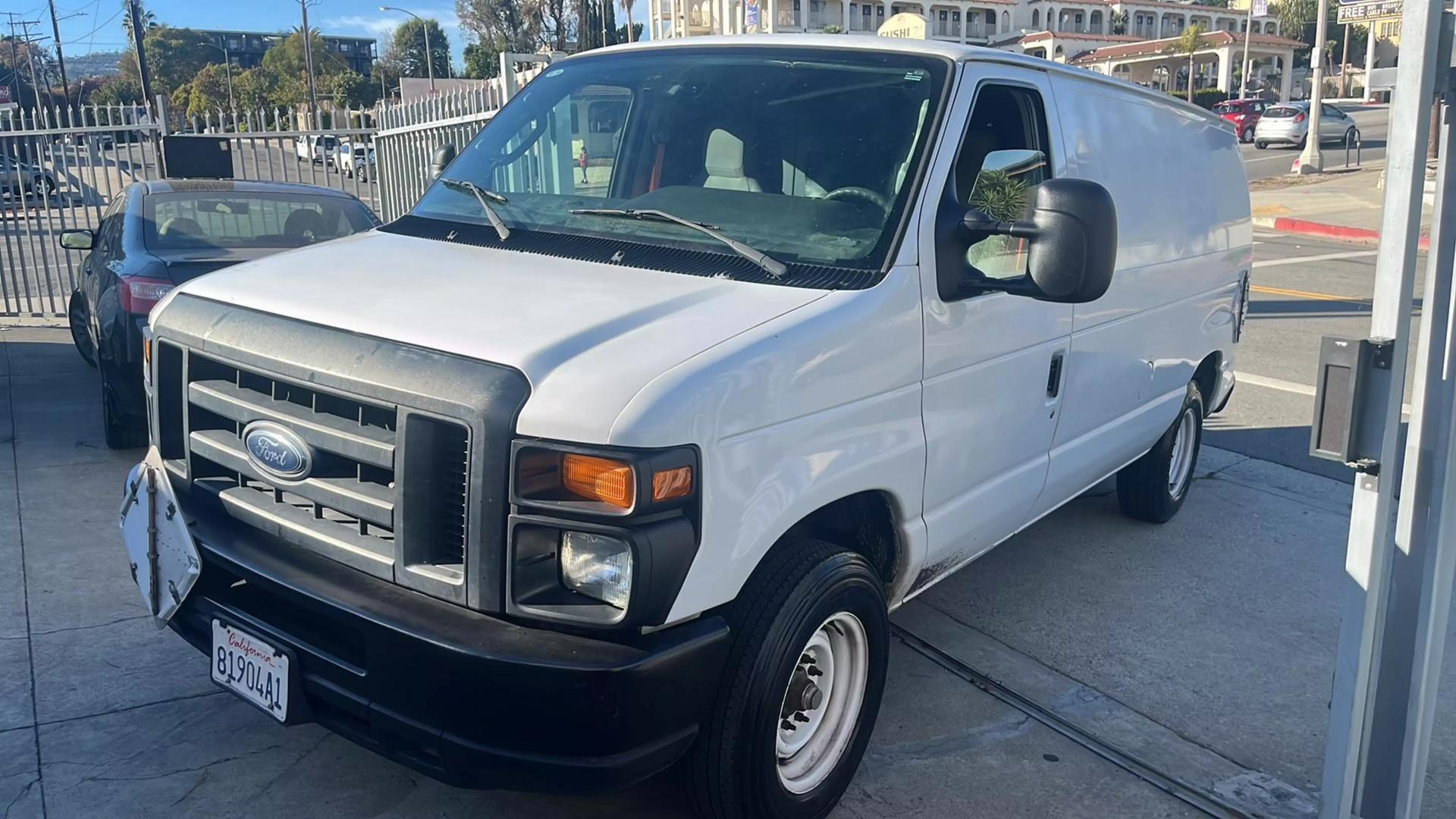 2010 Ford E-Series Econoline Van Commercial photo 2