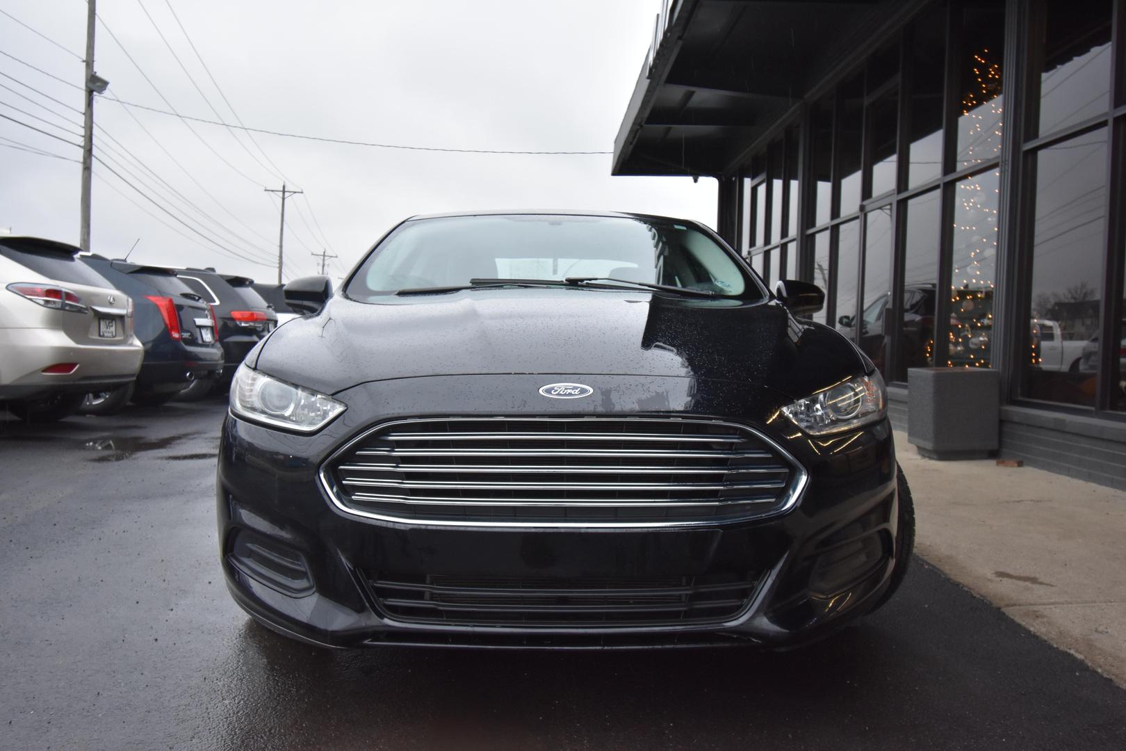 2016 Ford Fusion S photo 2