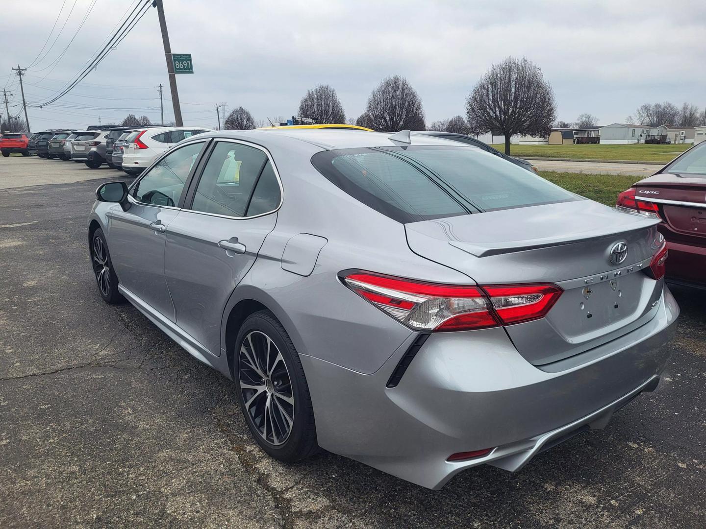 2020 Toyota Camry SE photo 7