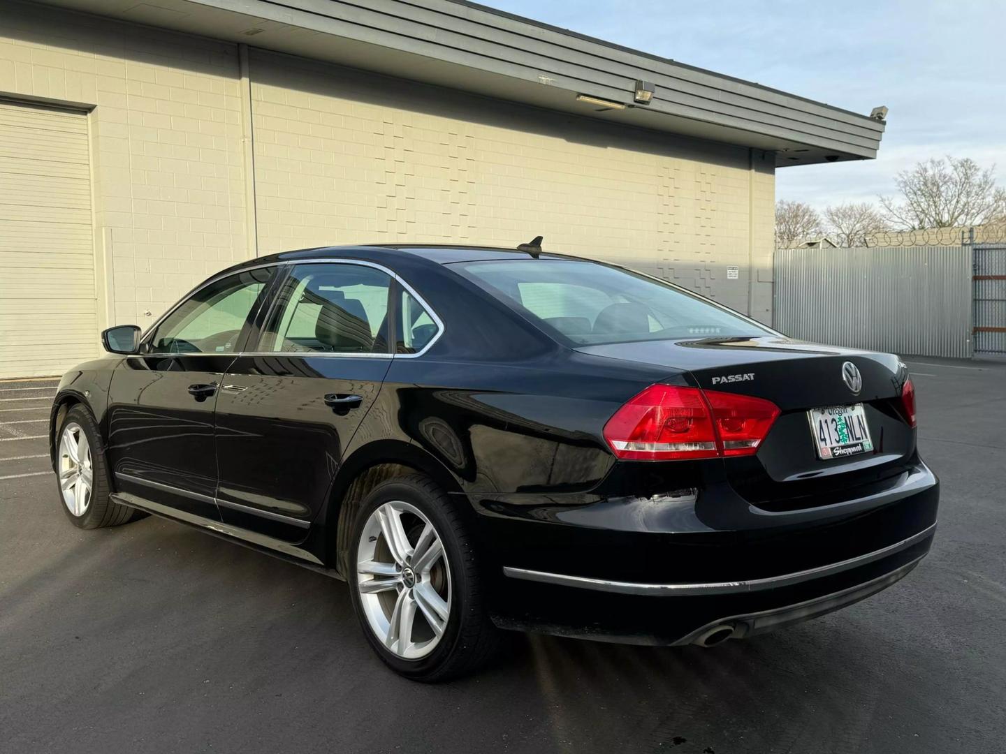 2014 Volkswagen Passat SEL Premium photo 7