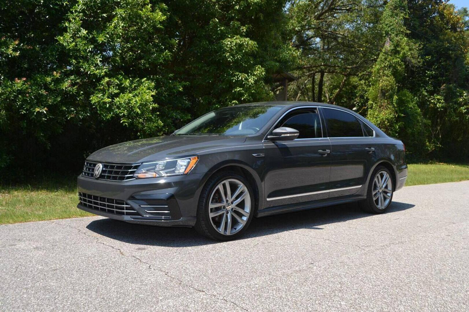 2017 Volkswagen Passat R-Line photo 3