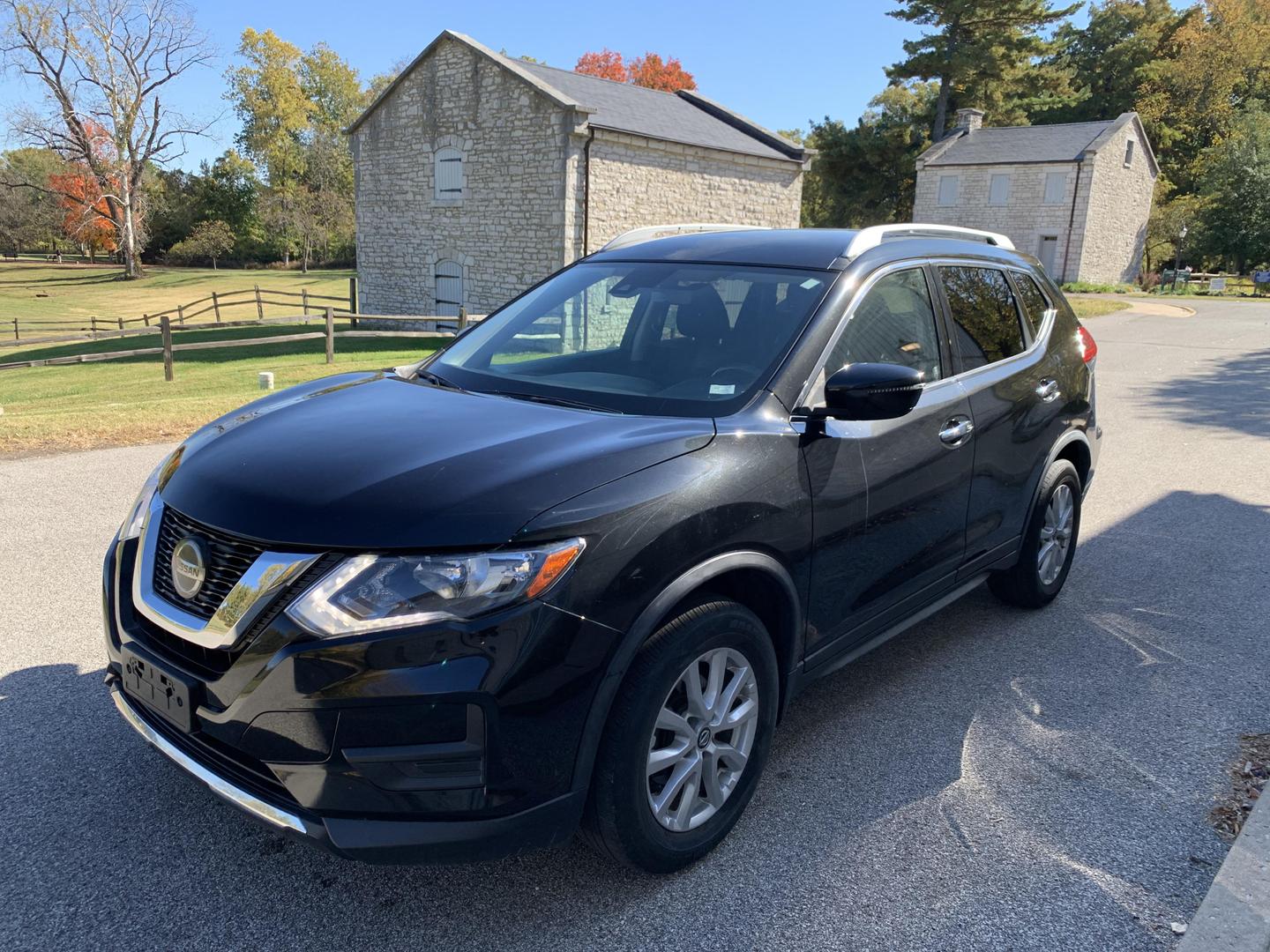 2019 Nissan Rogue SV photo 3