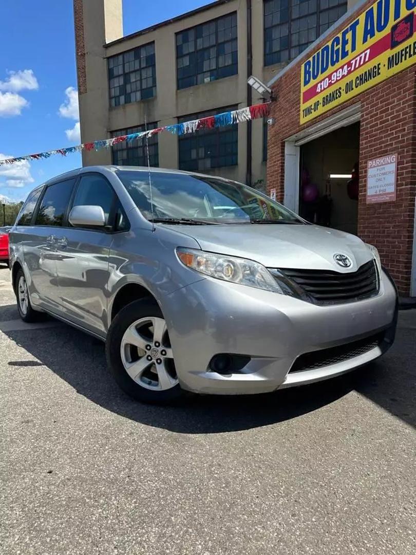 Toyota Sienna's photo