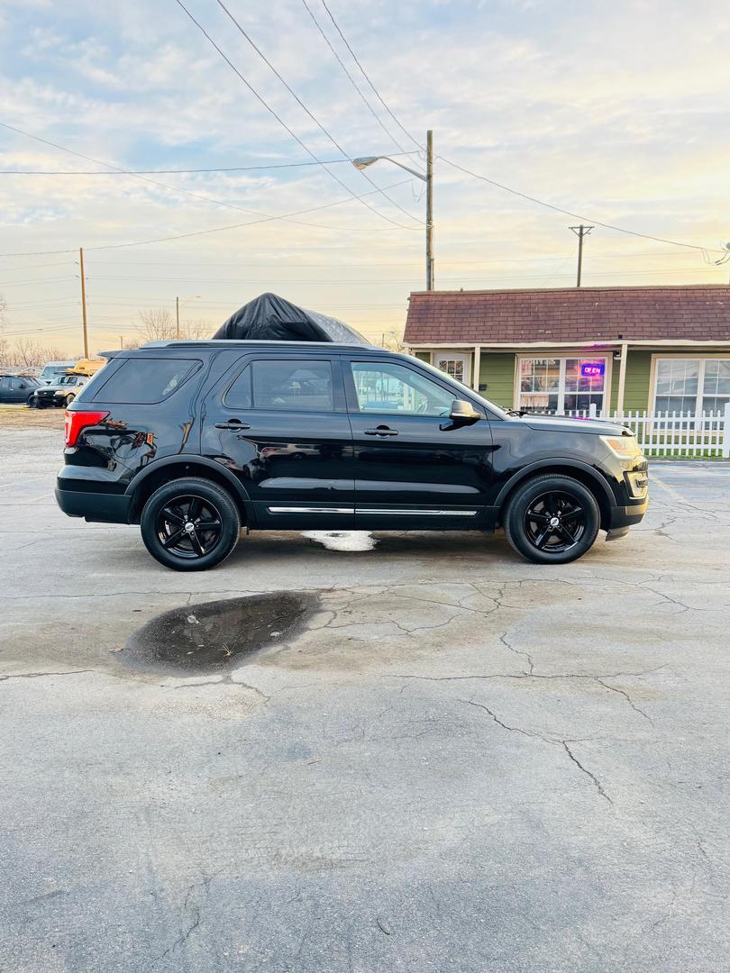 2017 Ford Explorer XLT photo 4