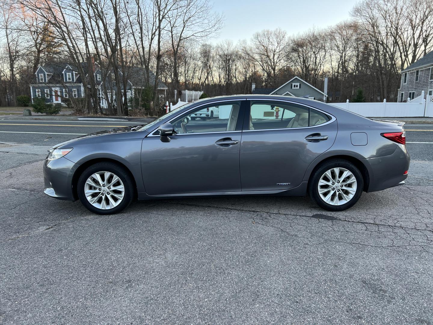 2014 Lexus ES 300h photo 2