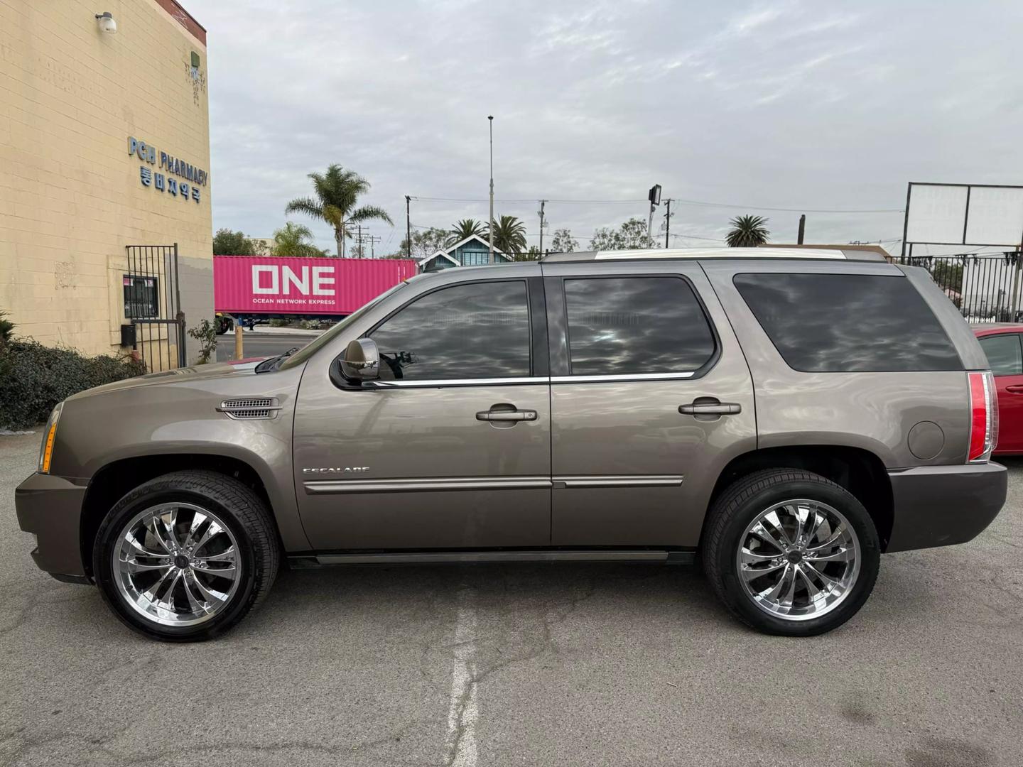 2013 Cadillac Escalade Premium photo 5