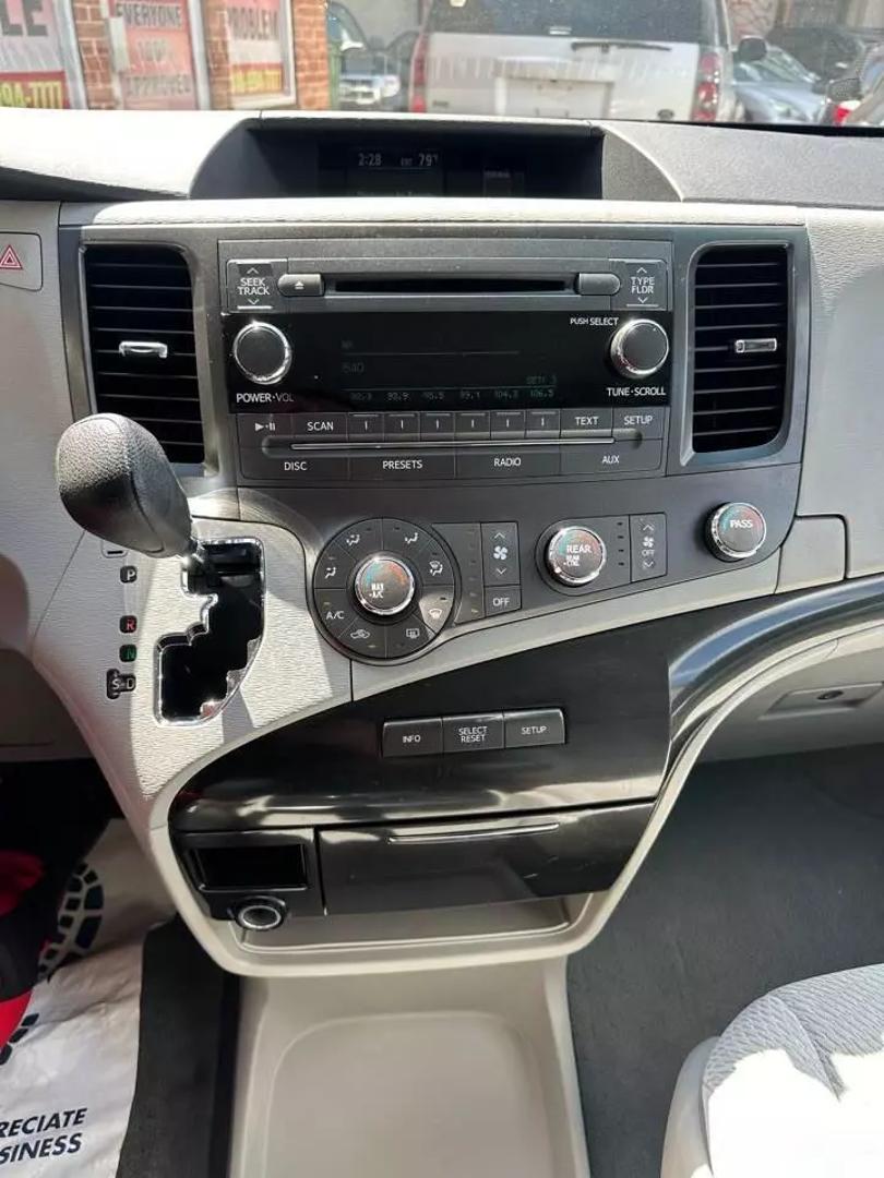 2011 Toyota Sienna LE photo 29