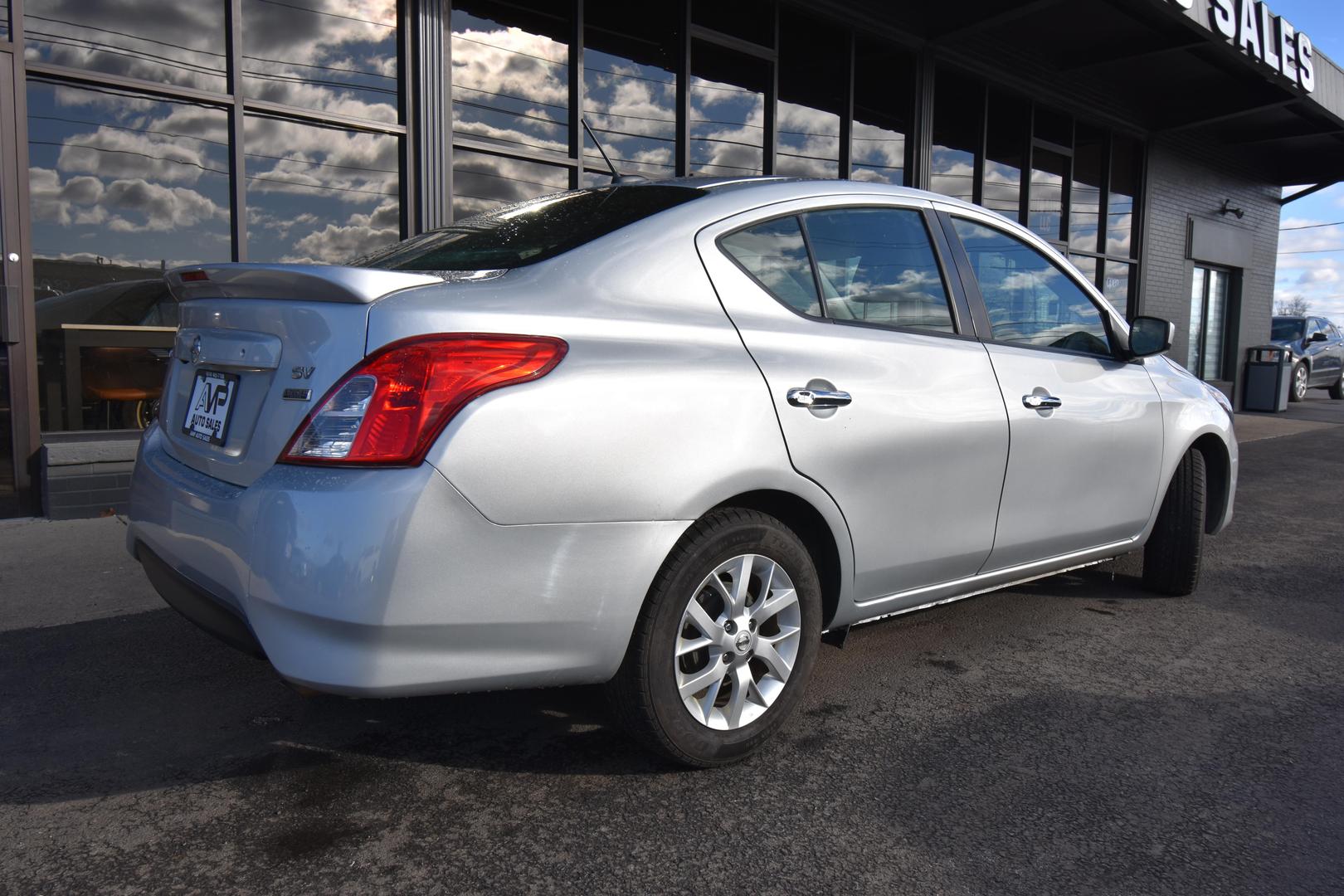 2018 Nissan Versa Sedan SV photo 6