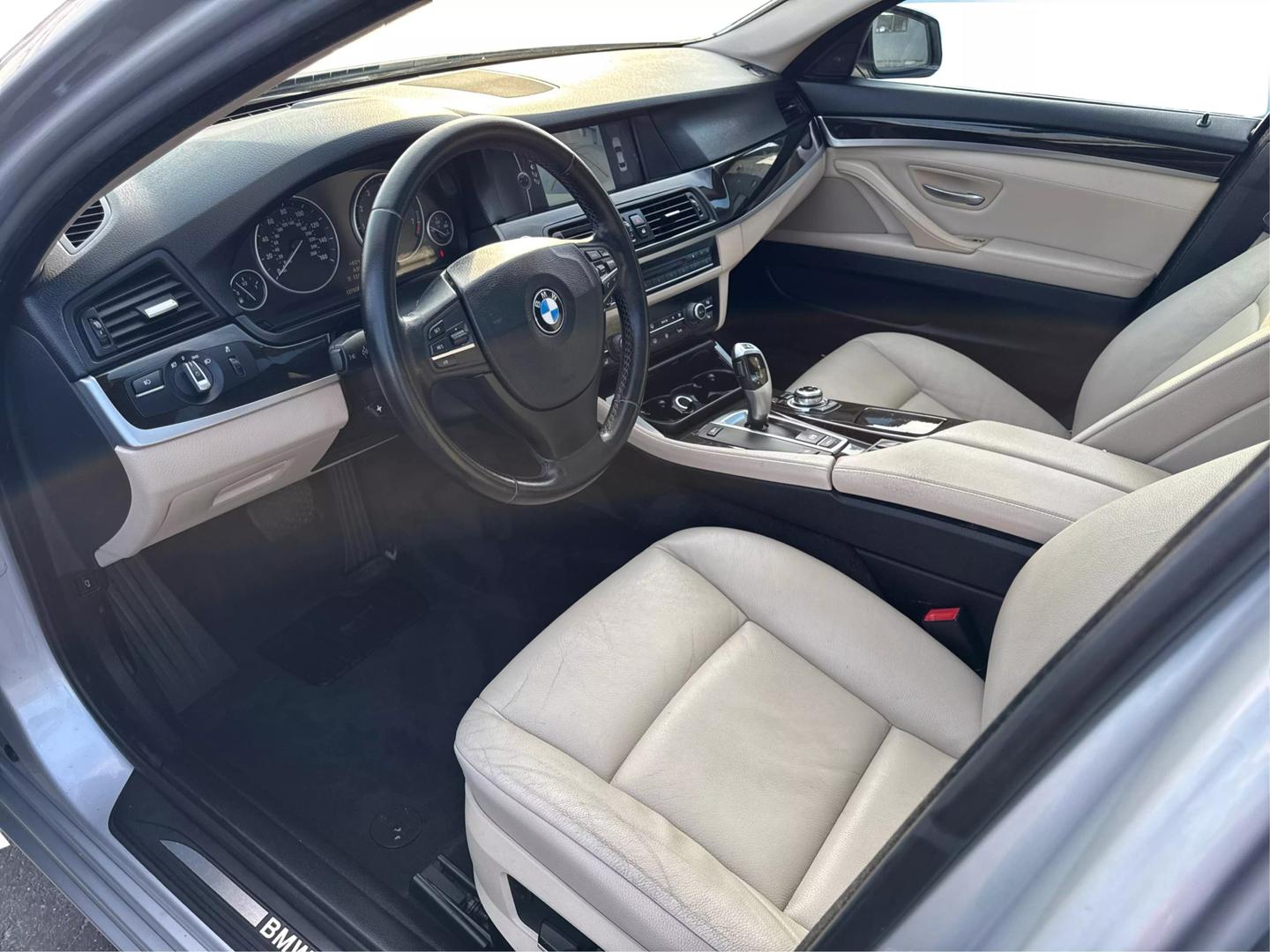 2011 BMW 5 Series 528i photo 9