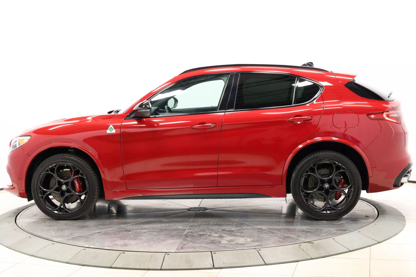 2022 Alfa Romeo Stelvio - Image 6
