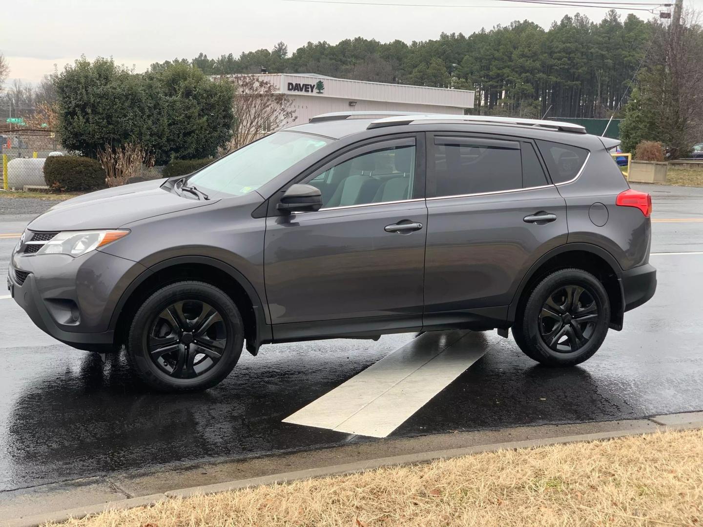 2015 Toyota RAV4 LE photo 16