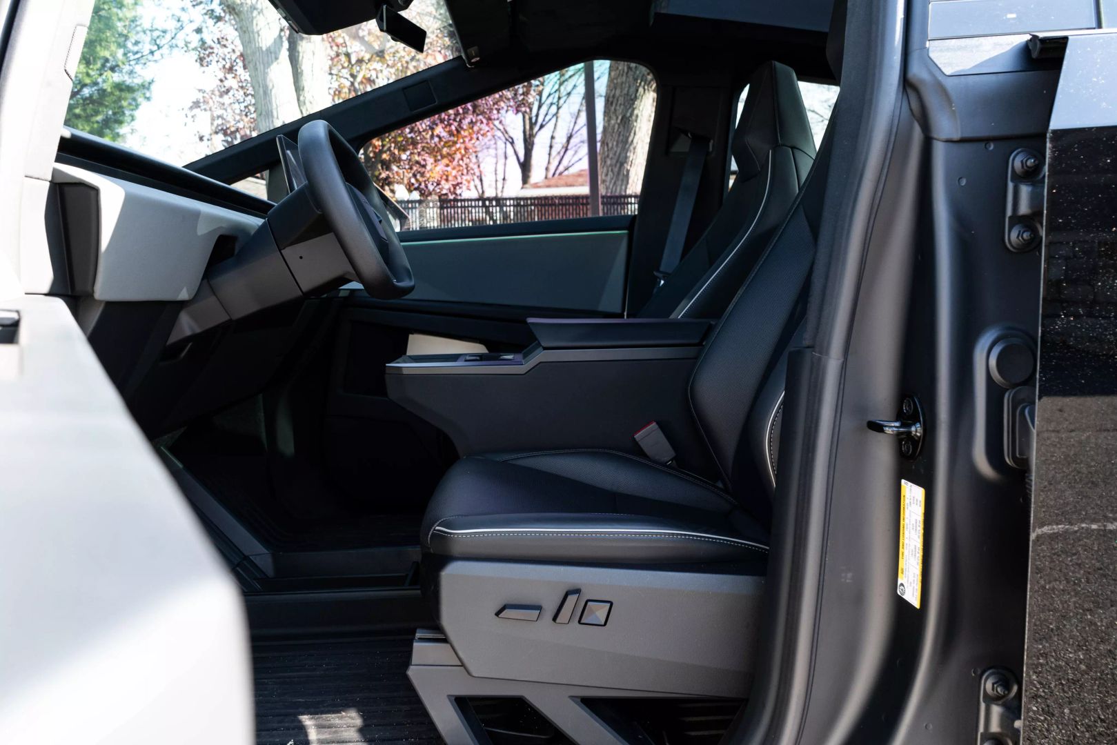 2024 Tesla Cybertruck - Image 28