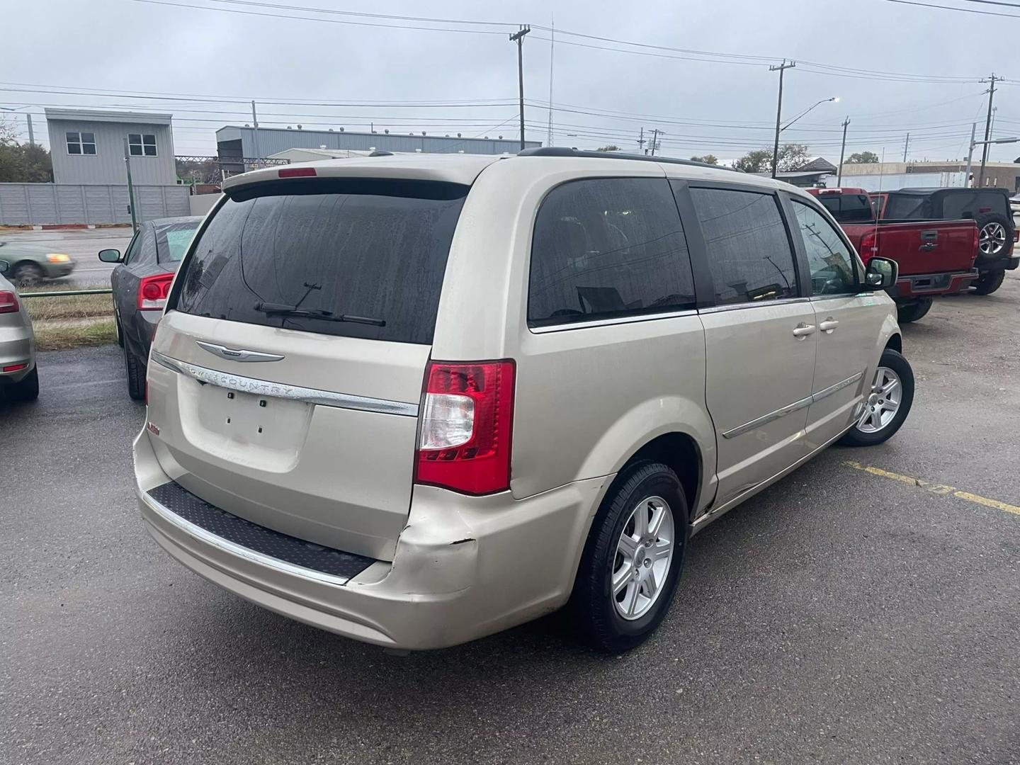 2012 Chrysler Town & Country Touring photo 3