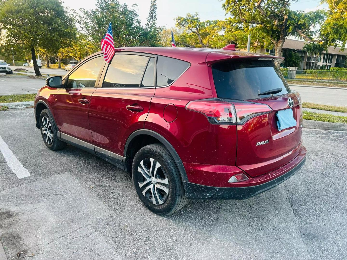 2018 Toyota RAV4 LE photo 7