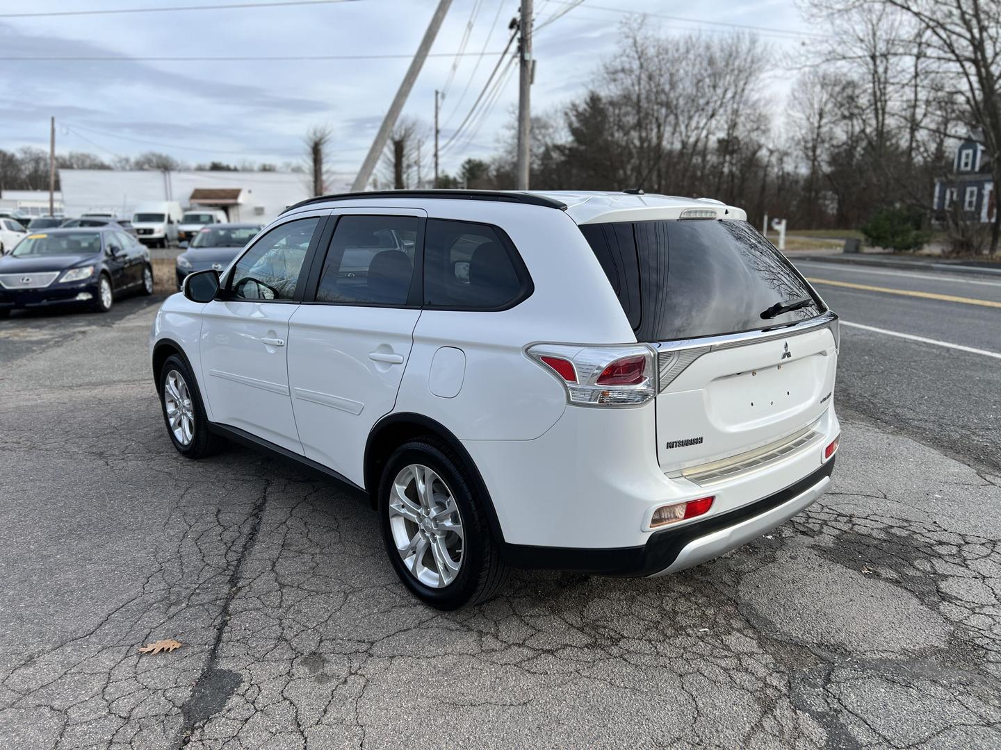 2015 Mitsubishi Outlander SE photo 3