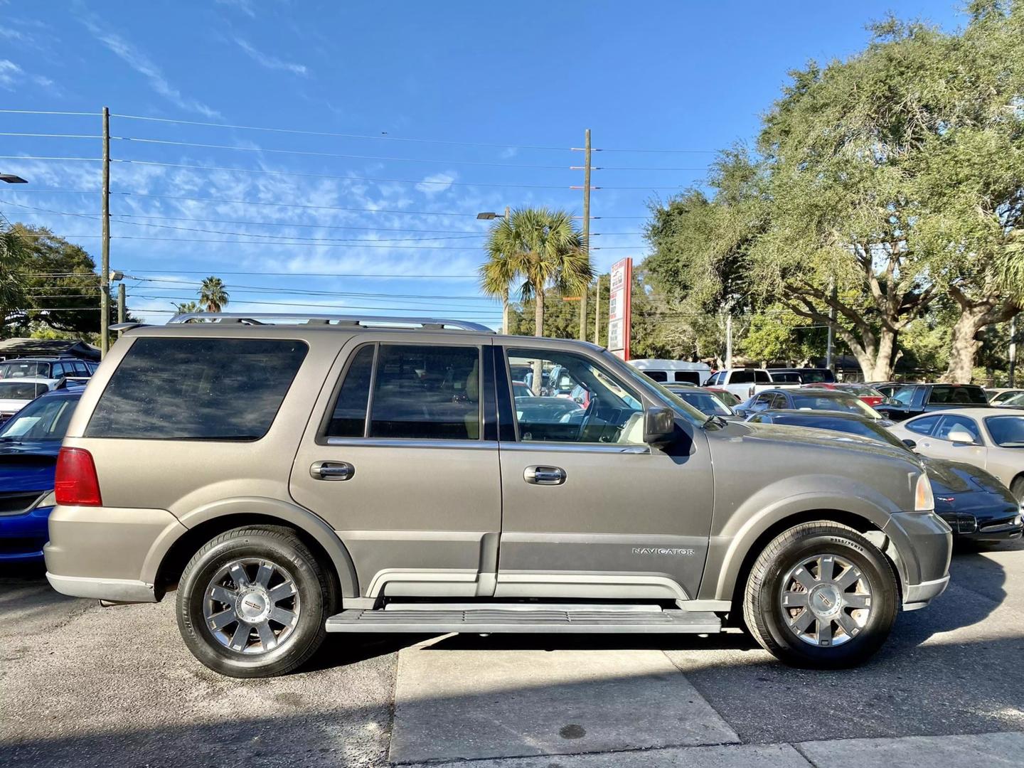 2004 Lincoln Navigator null photo 4