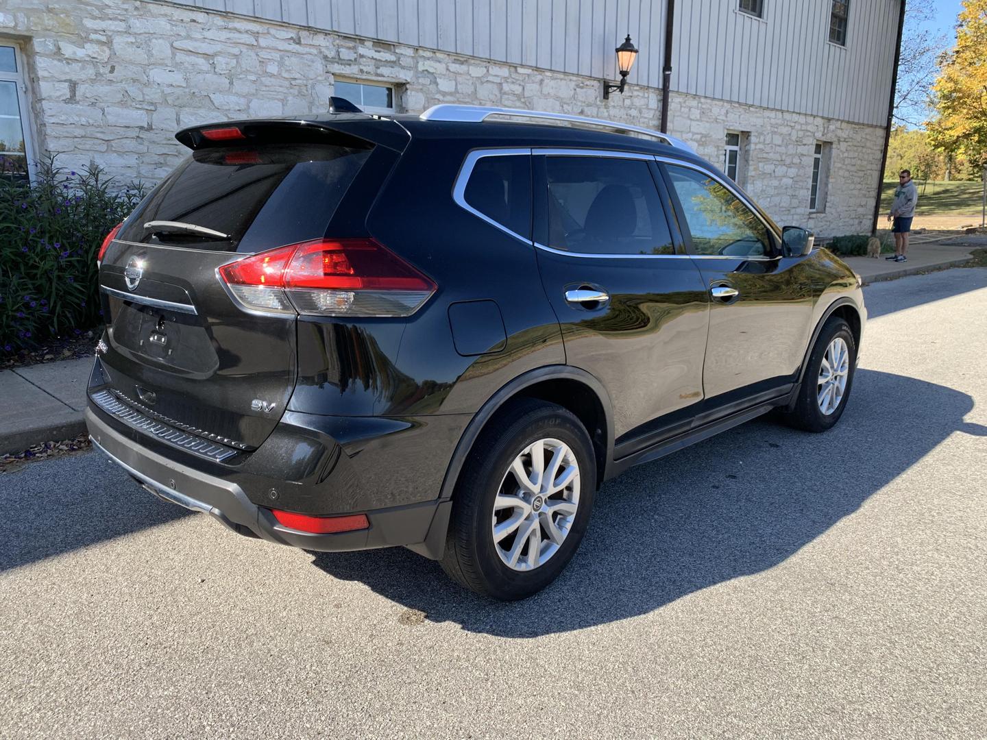 2019 Nissan Rogue SV photo 6