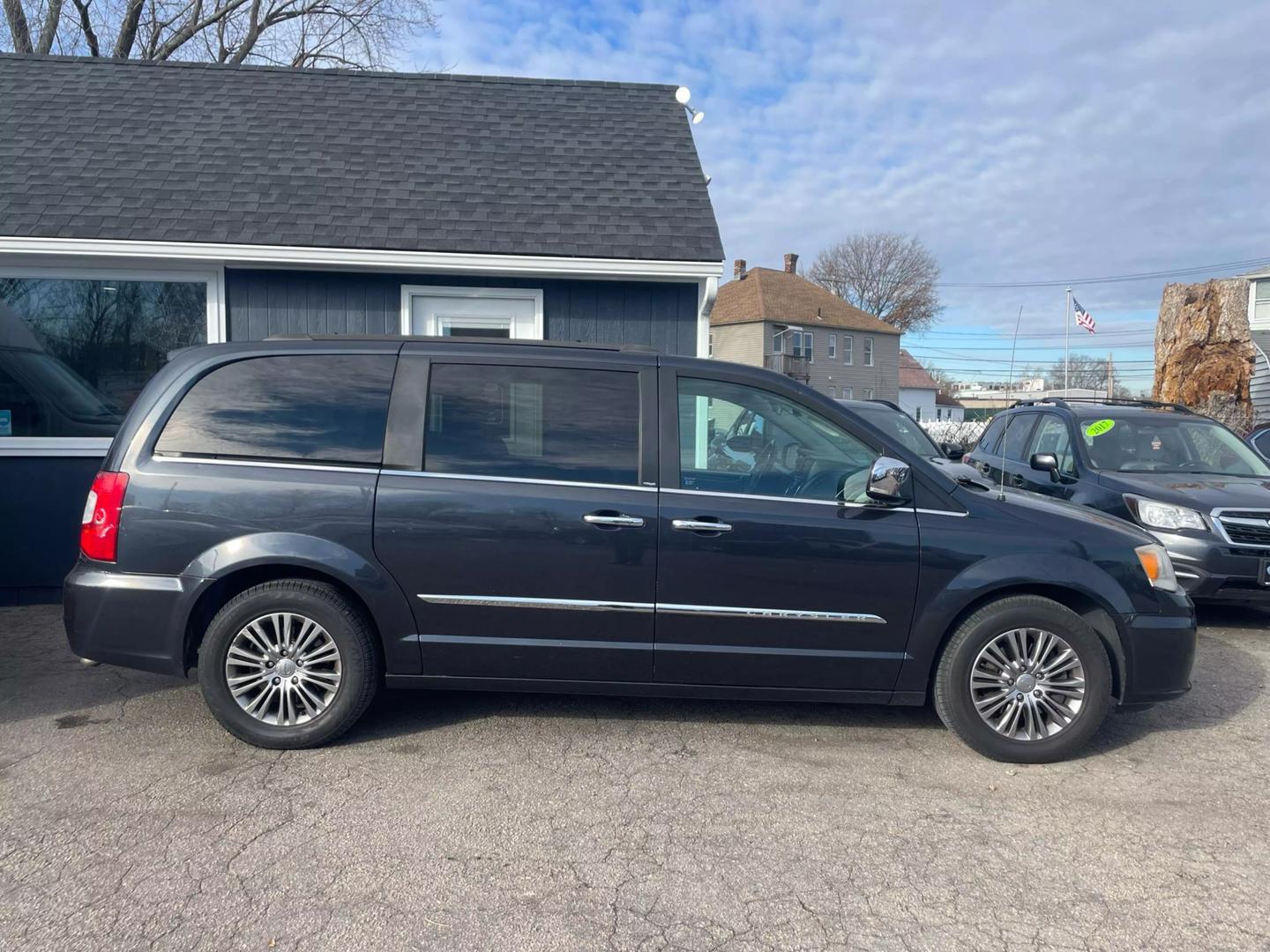 2014 Chrysler Town & Country Touring-L photo 3