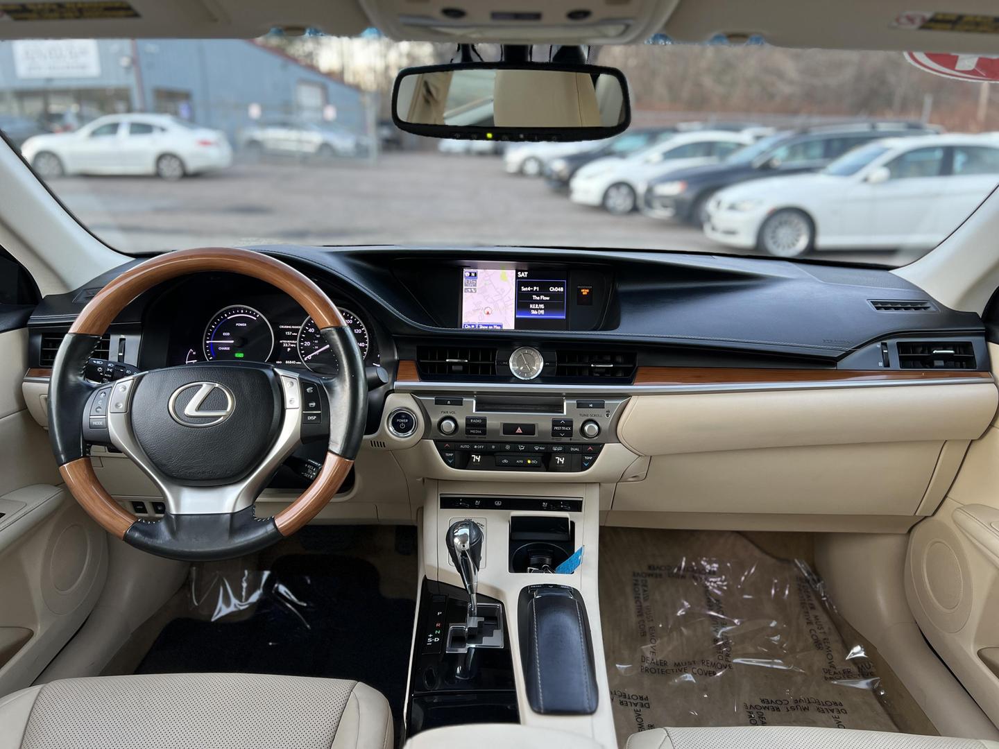 2014 Lexus ES 300h photo 24