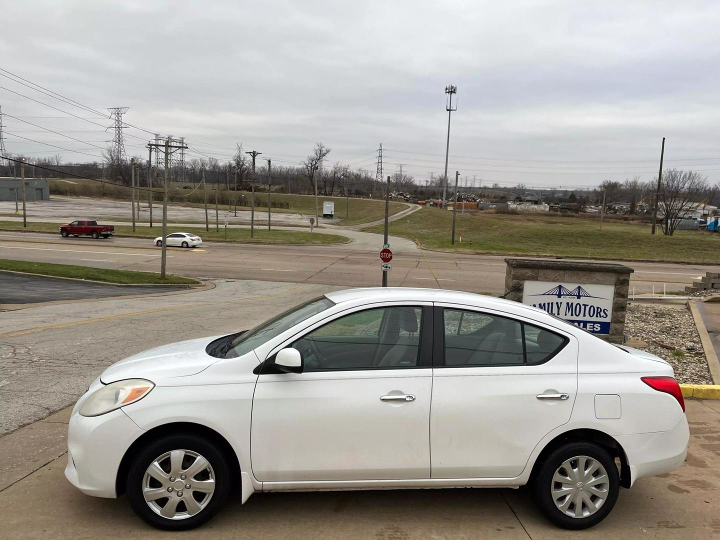 2012 Nissan Versa SL photo 5