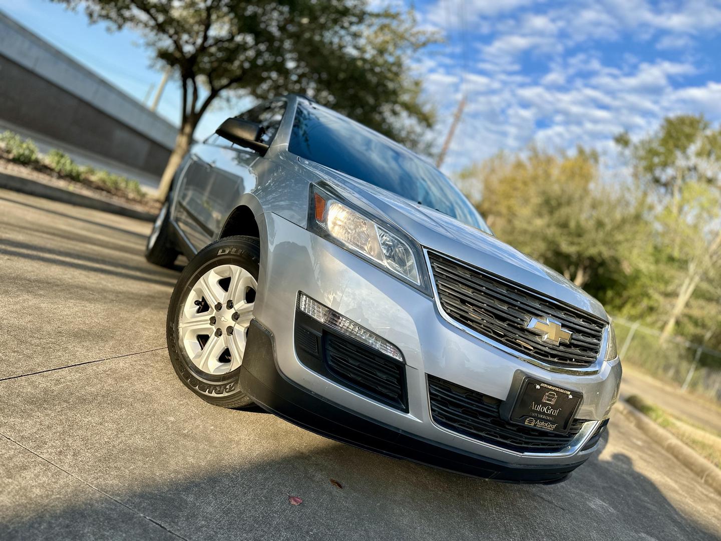 2015 Chevrolet Traverse LS photo 2