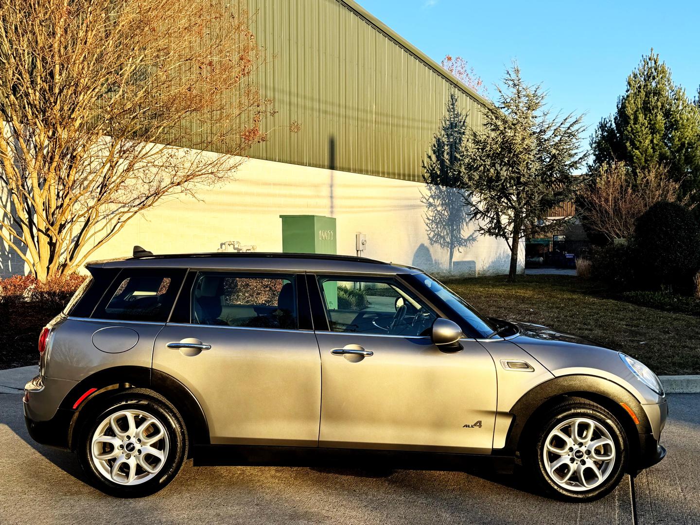 2017 MINI Clubman Base photo 2