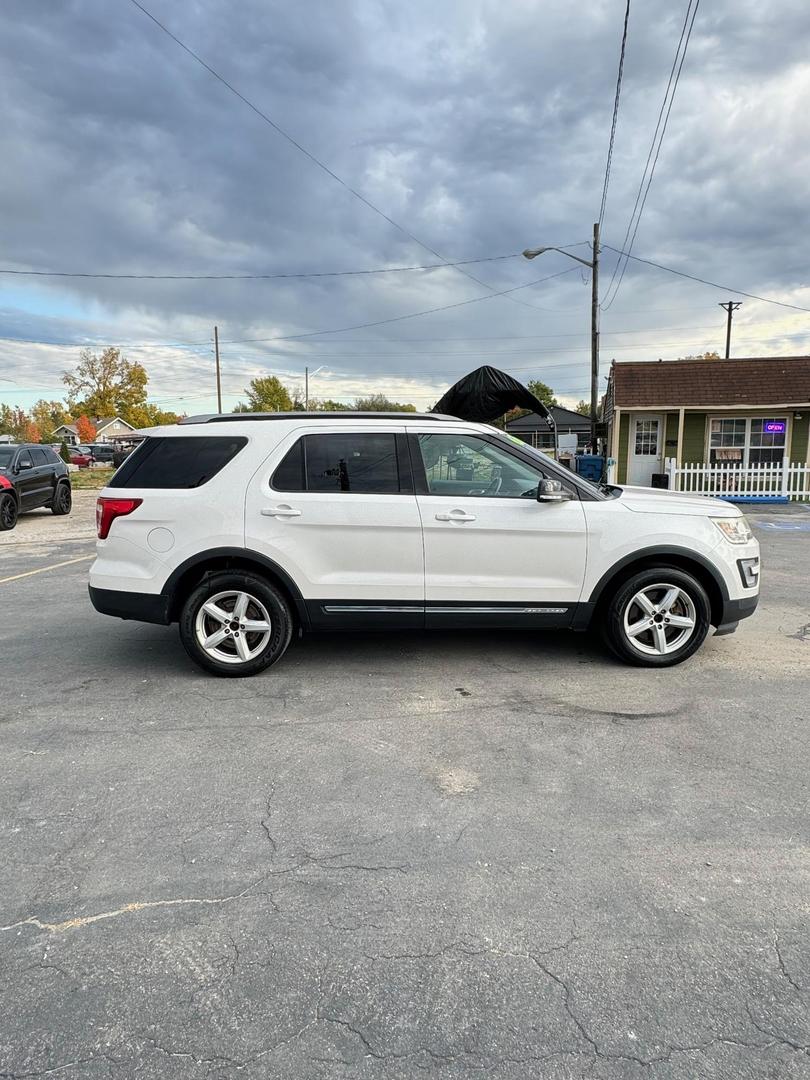 2017 Ford Explorer XLT photo 4