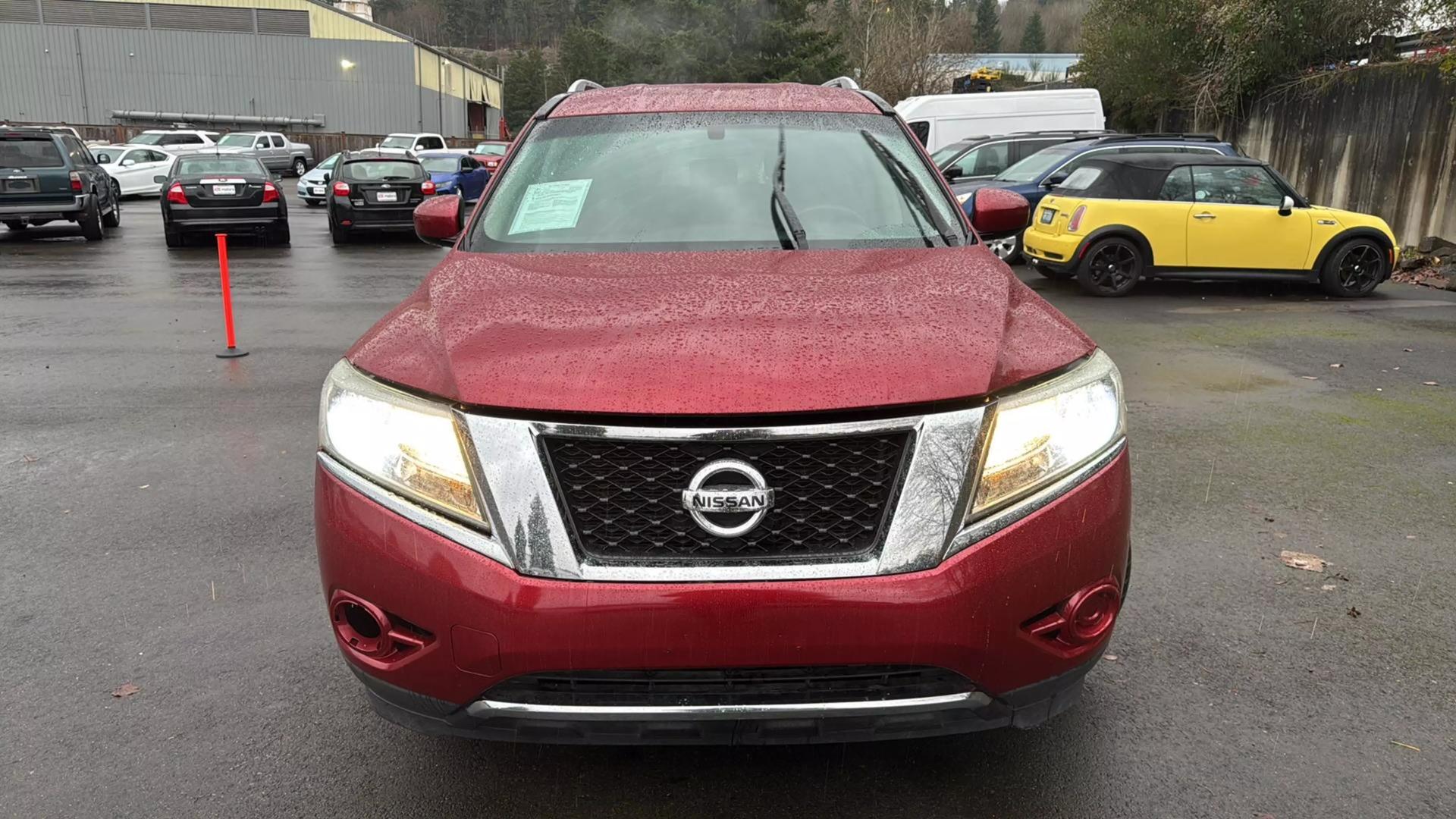 2014 Nissan Pathfinder SV photo 2