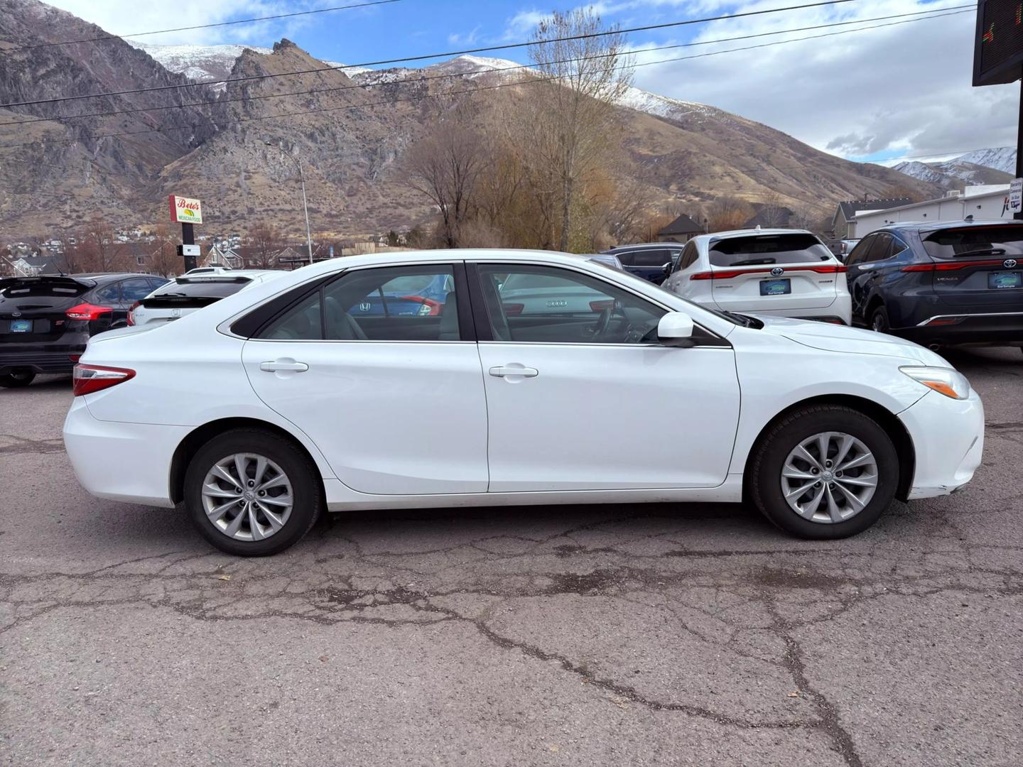 2016 Toyota Camry LE photo 42