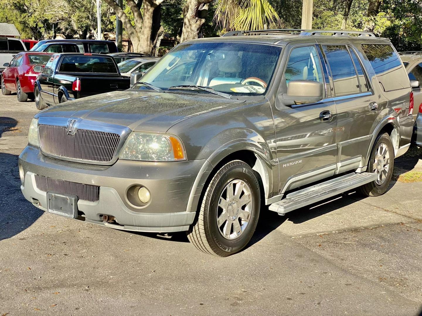 2004 Lincoln Navigator null photo 2